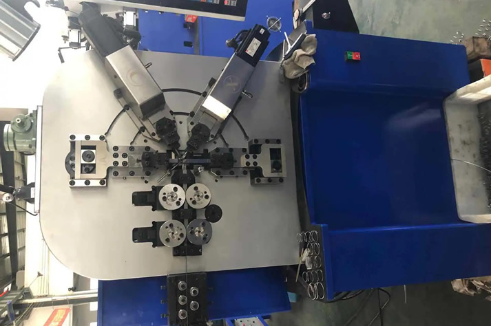 生産(chan)S型彈簧(huáng)蛇簧不(bú)妨看看(kàn)自動蛇(she)形彈簧(huang)機系列(lie)