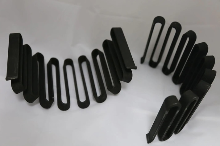 蛇(shé)形彈簧(huang)用彈性(xing)材料制(zhì)作而成(cheng)